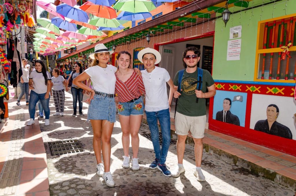 Familia en calle de las sombrillas Guatapé