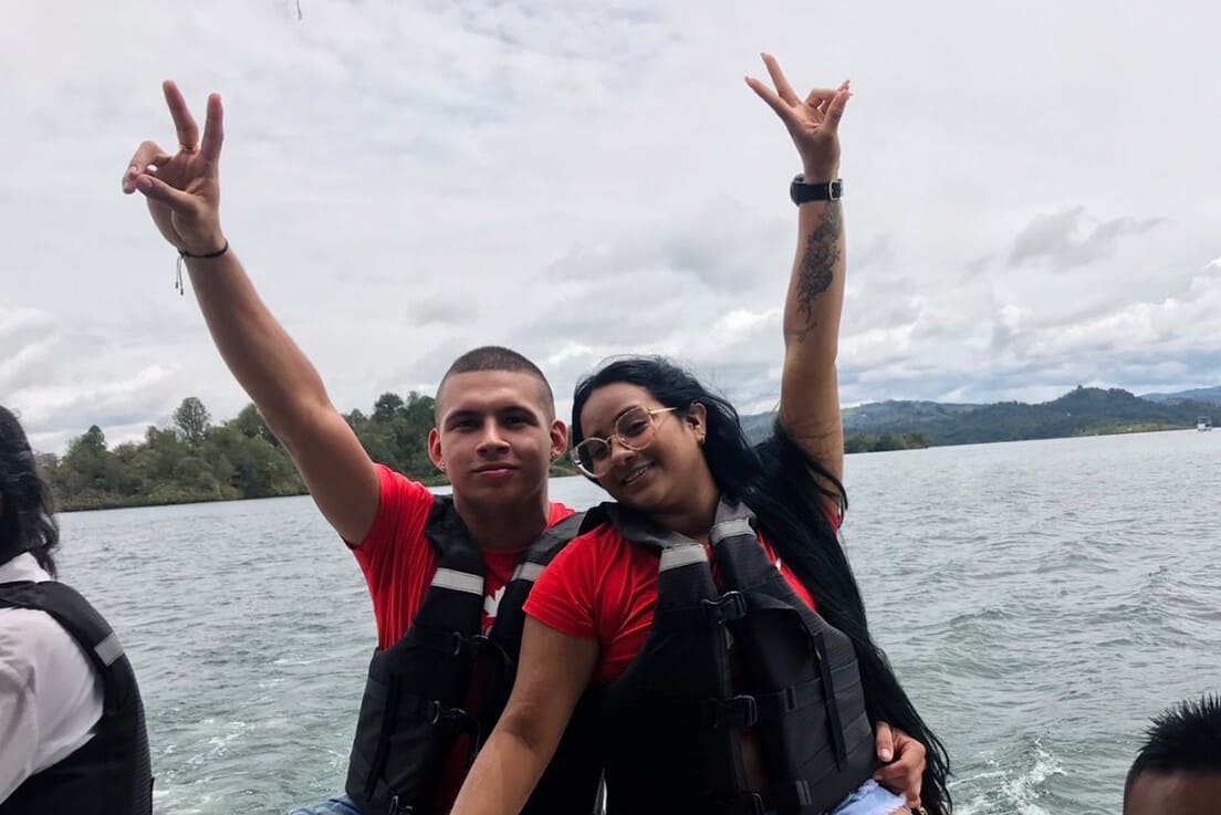 pareja en Tour en barco guatapé