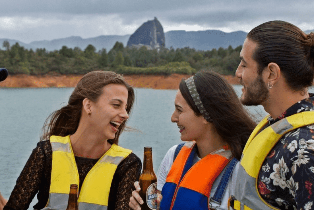 amigos en Tour en barco guatapé
